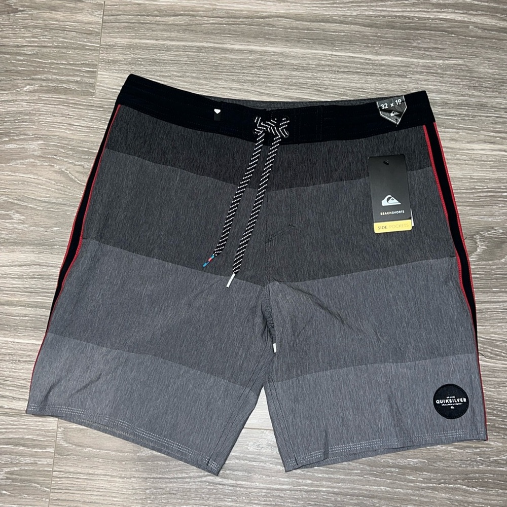 Quiksilver vista board short. Size 32. NWT
